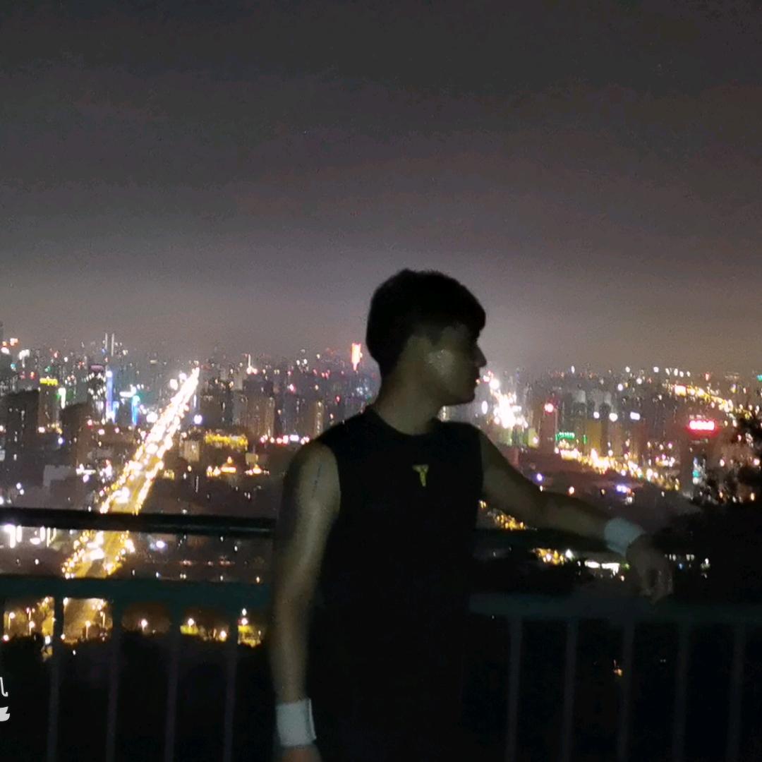 常听影子提起你