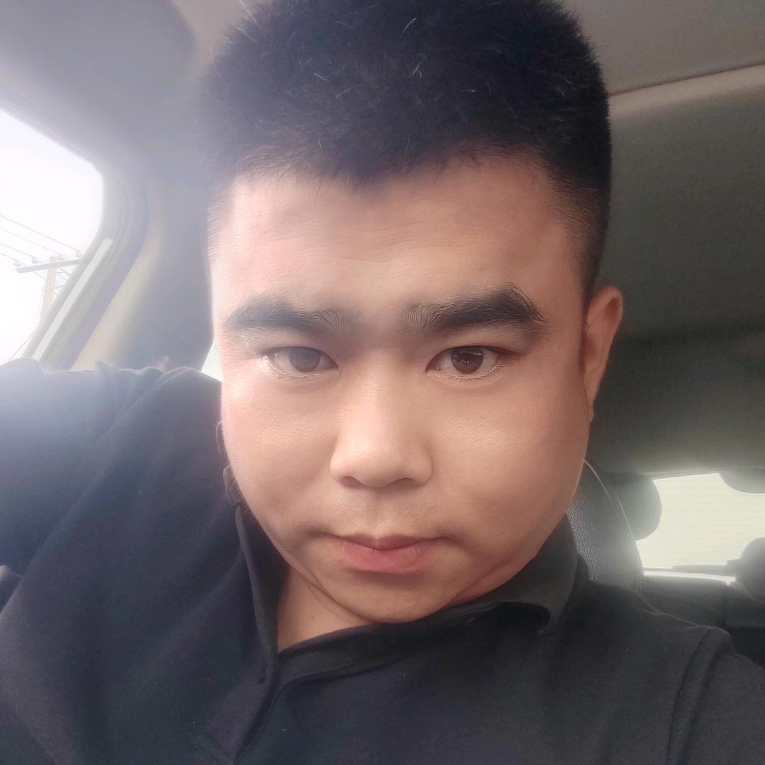 开渣土车的小青年