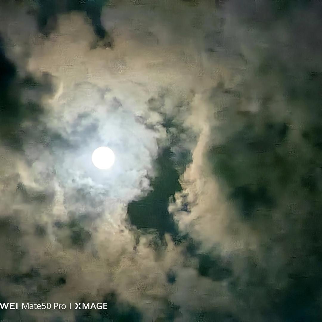 中原路与扶余路红绿灯路口四联华为