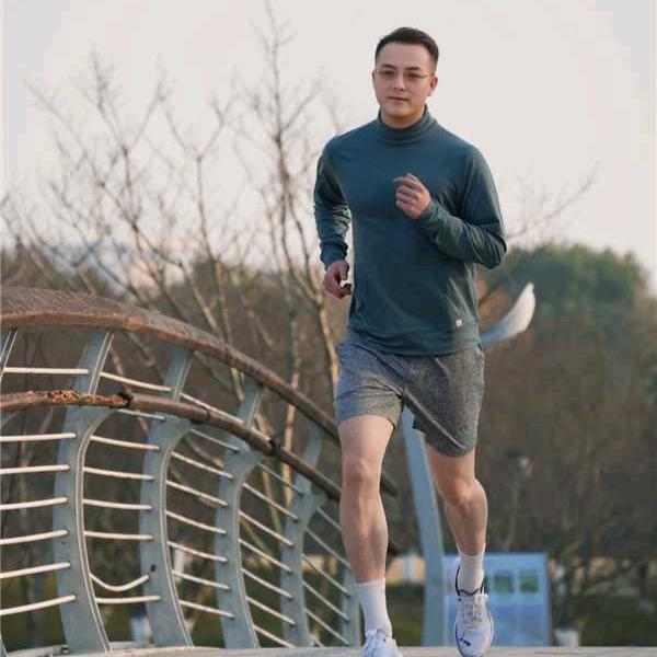 爱跑步的小男孩