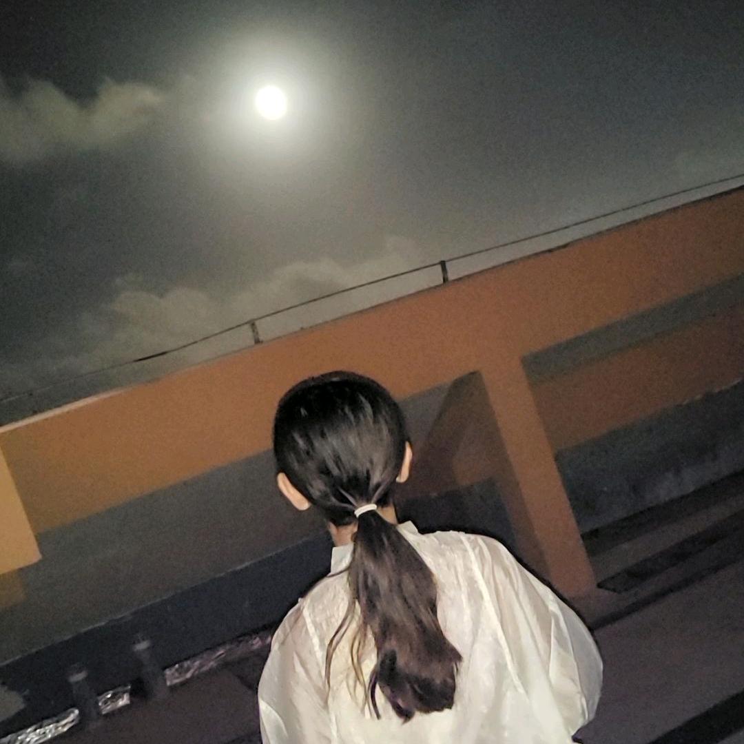 艾穿裙子的小可欣