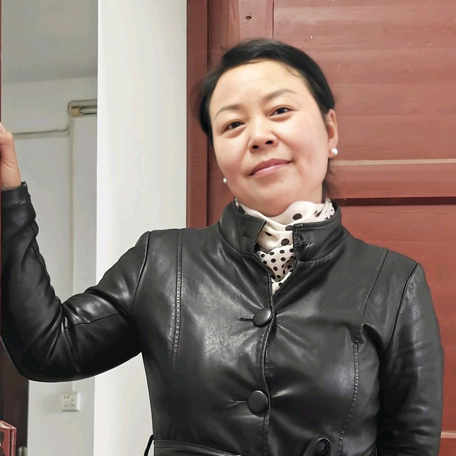 做披萨的周姐（橱窗有披萨）