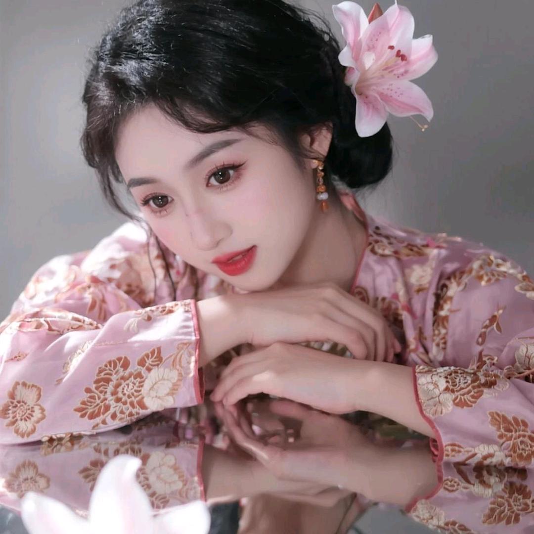 眼角的笑意。