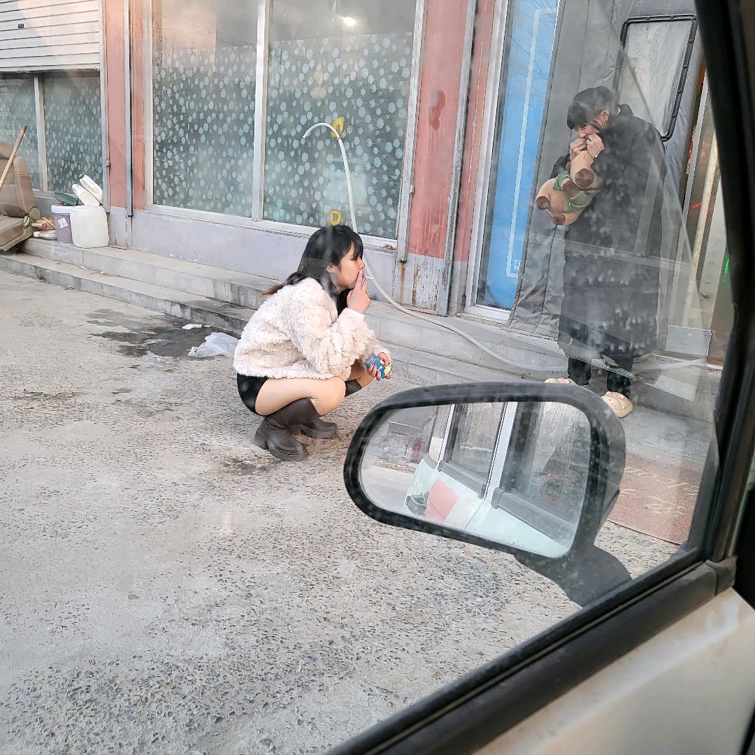 坐轮椅带三个孩子