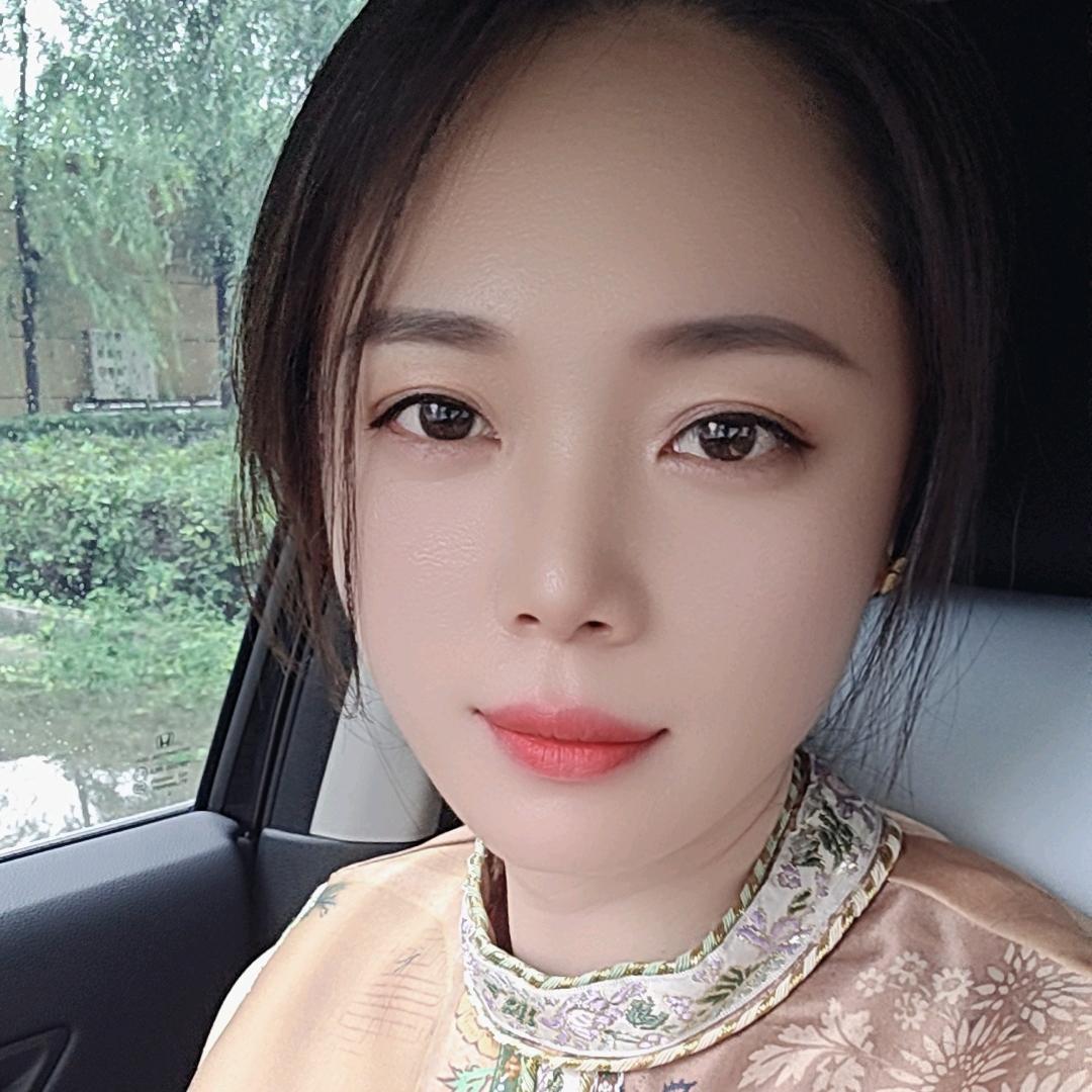 执笔绘丹青