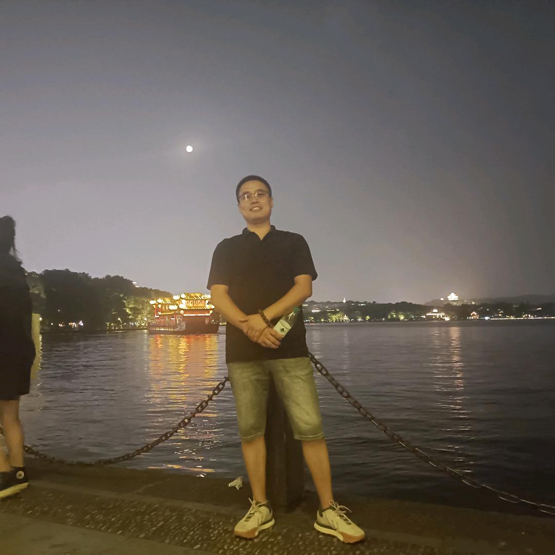 走路带风的男人