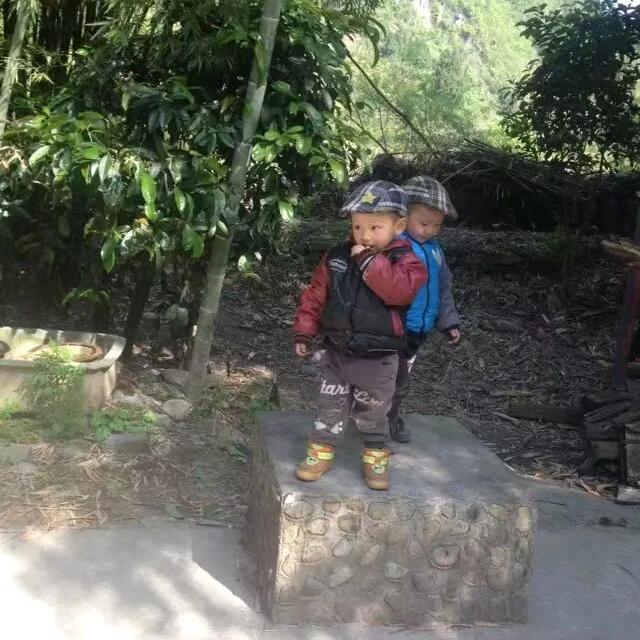 湖南凤凰辣妹子卖臭豆腐的淀粉肠