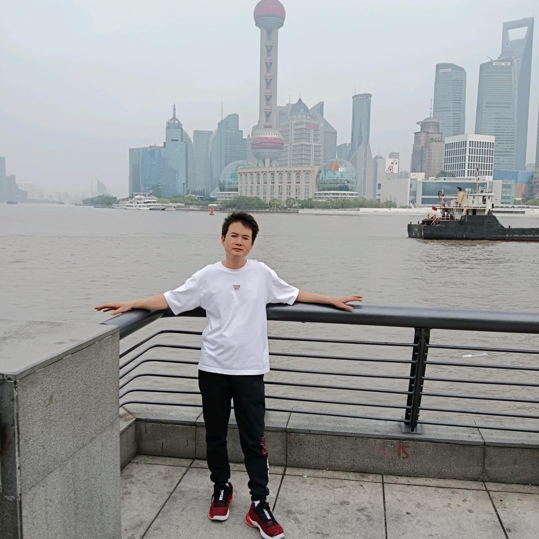 做蛋糕的小哥哥