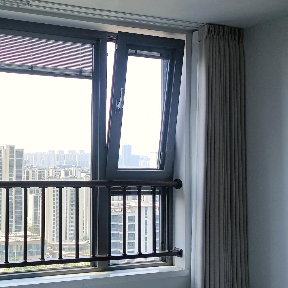 在喀什改窗修窗的大鹏