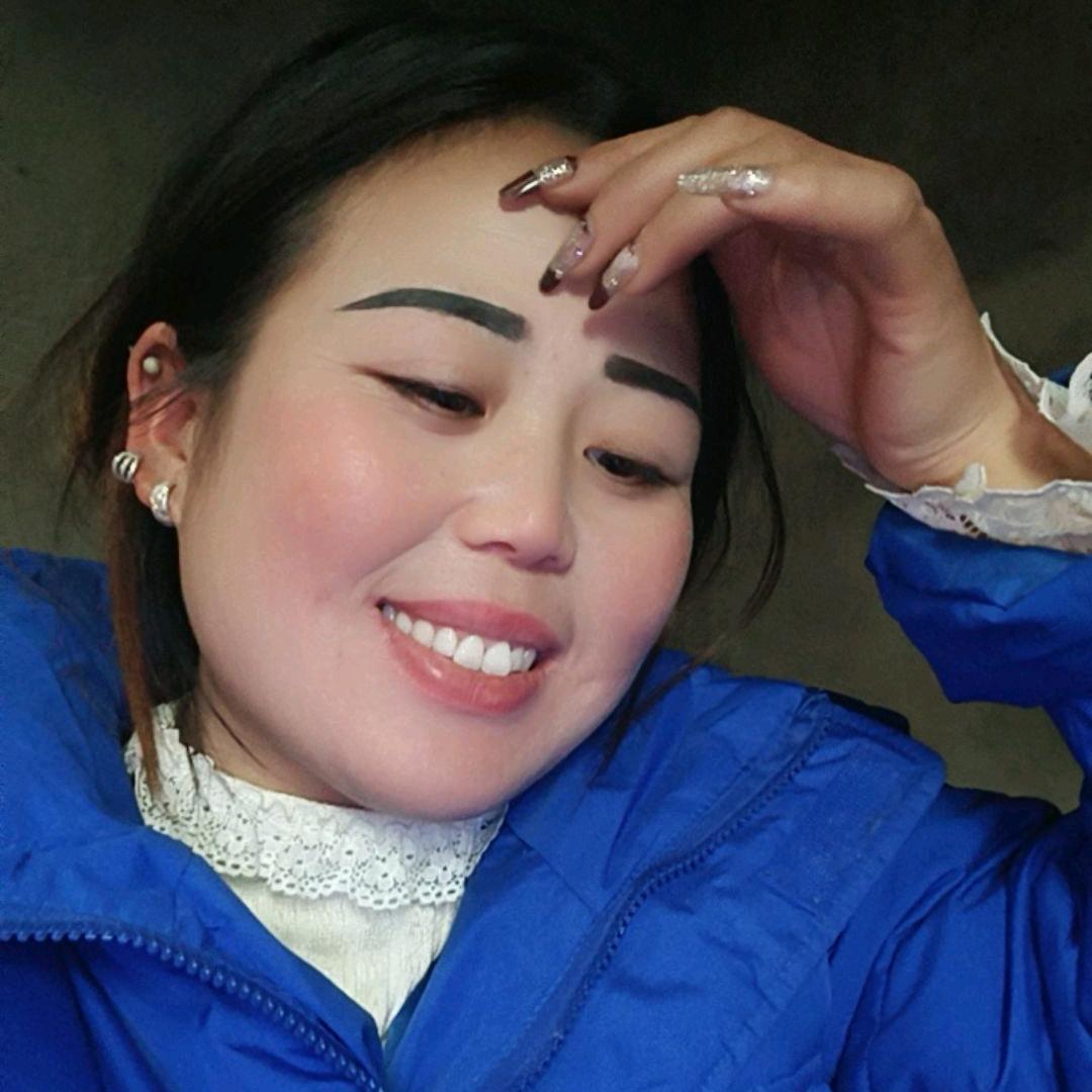 思  佳  小阿姨，单身。