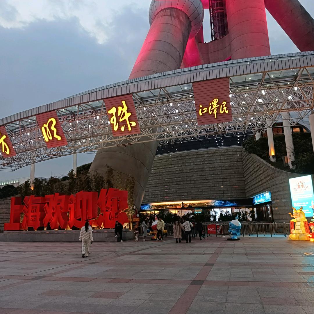 烟沿檐掩燕眼