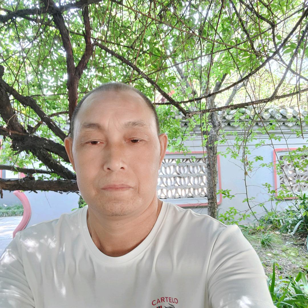侯。德伟