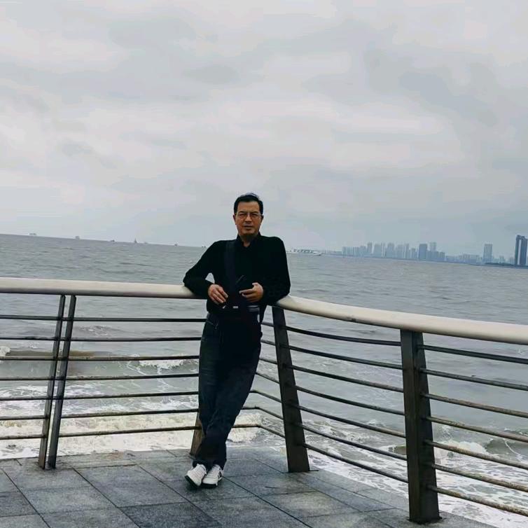 天高云淡
