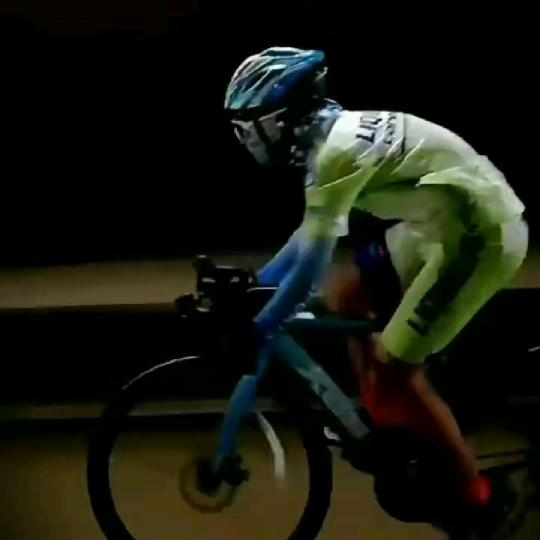 带着拳套弹吉他