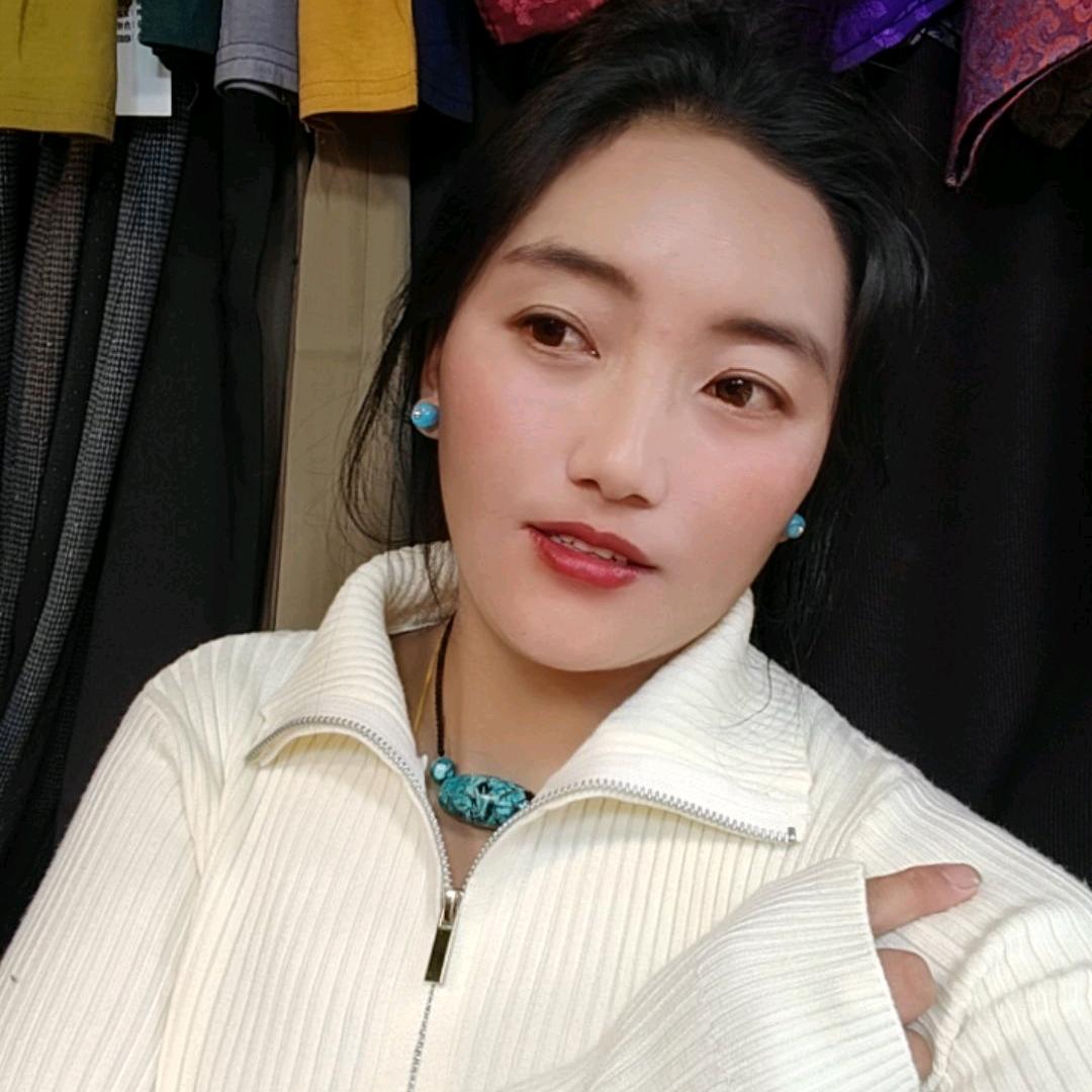 岗秋措服装店