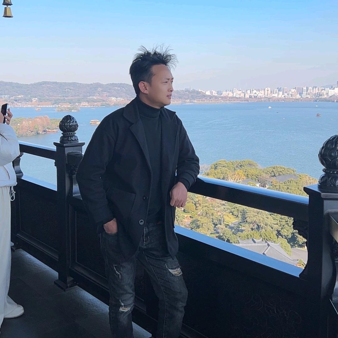 风吹过，一星萤火