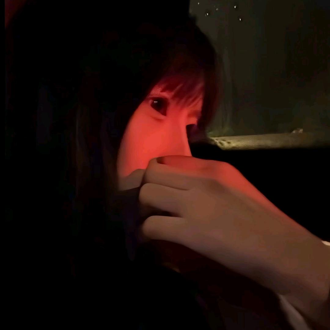 只想偷偷看你
