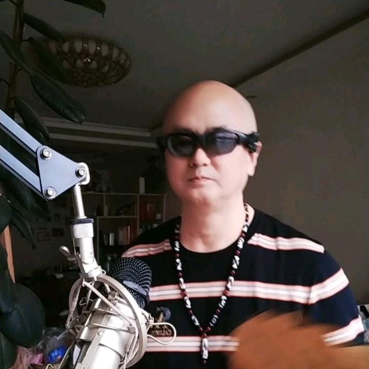 洪哥：喜欢唱歌的老头