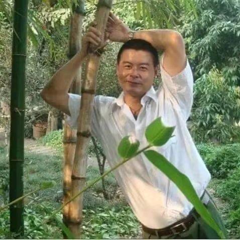 高冷的霸道总裁猛吸路边乞丐草莓味的咯吱窝