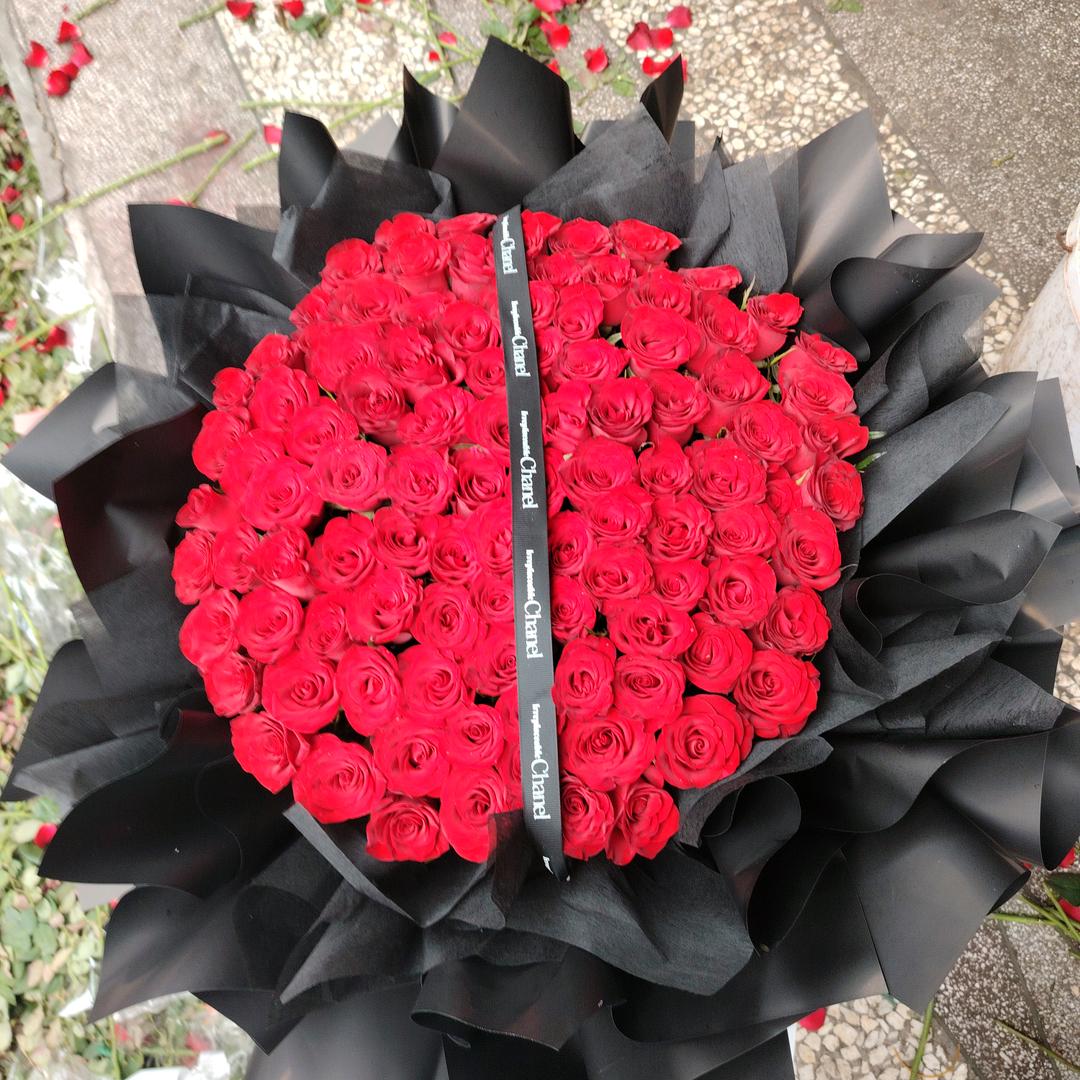 龙山县花尚天下花卉店，副业百合种植。