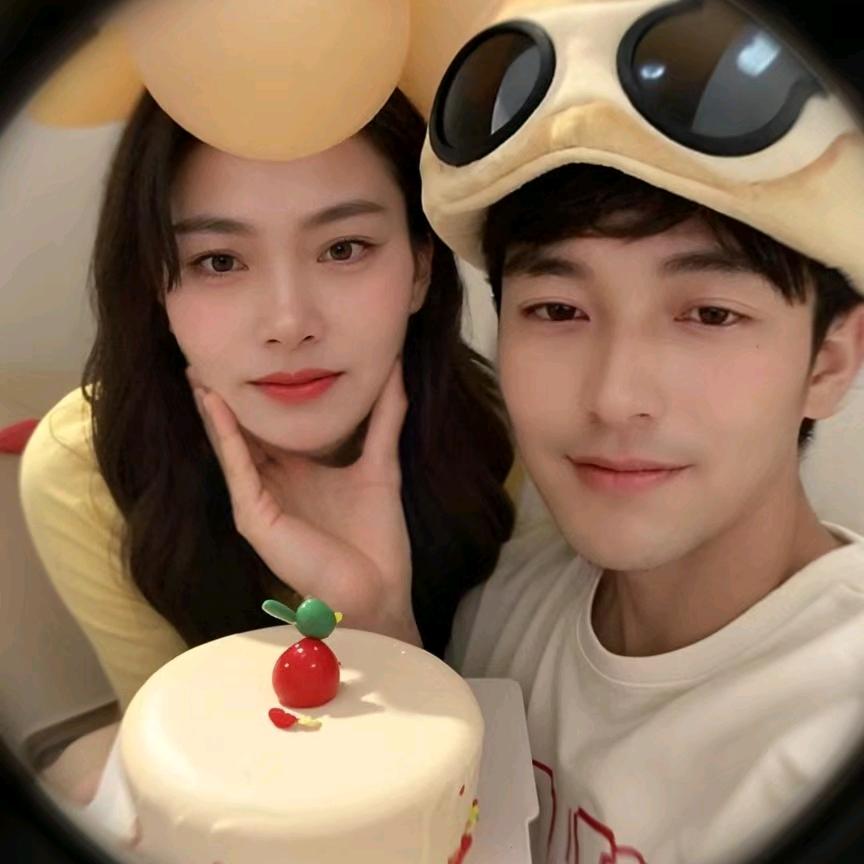 撑着伞在雨里走