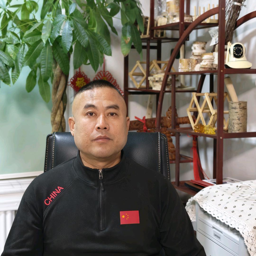 生产实木旅游工艺品的。柏良