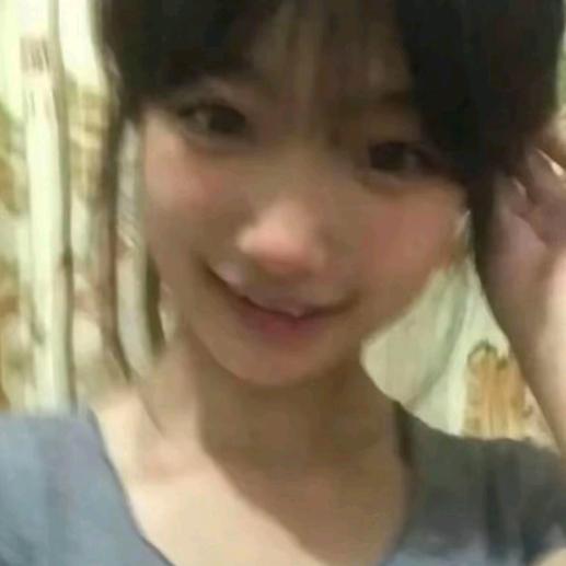 还举着手机
