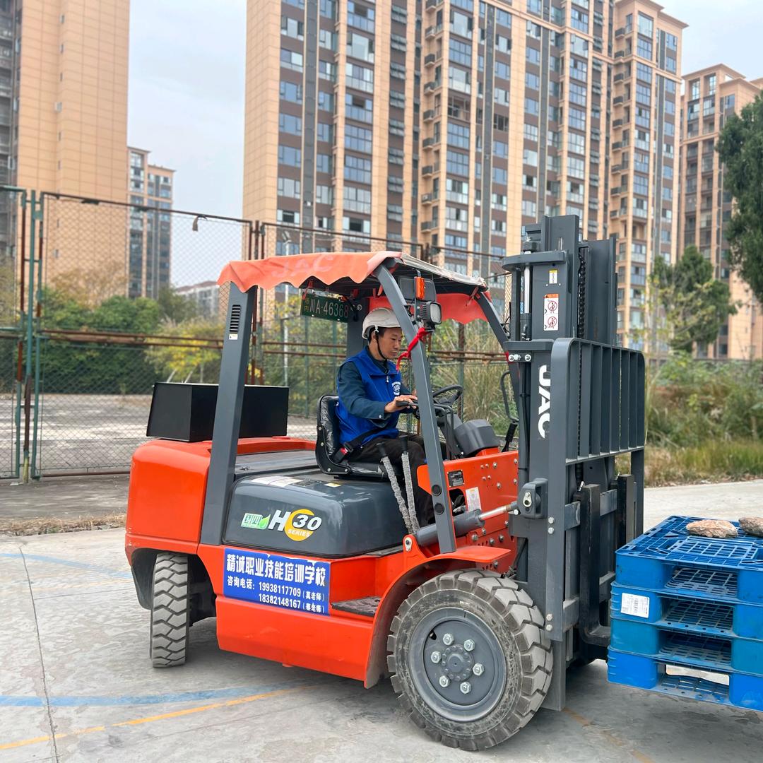 成都叉车技能培训学校