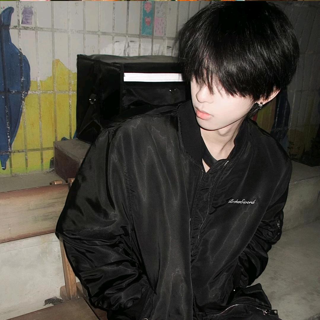 何鑫源.