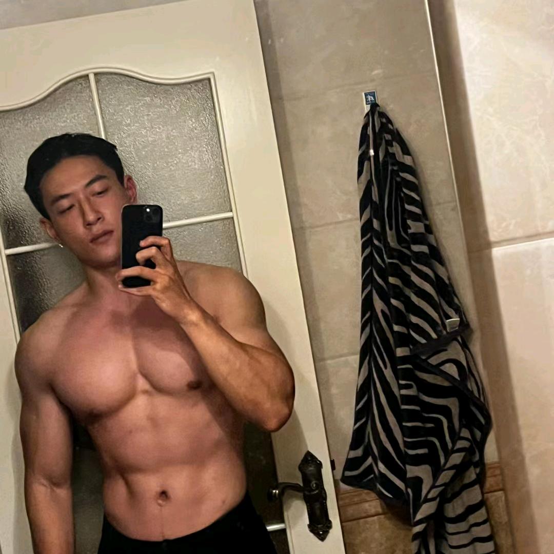 腹肌帅哥