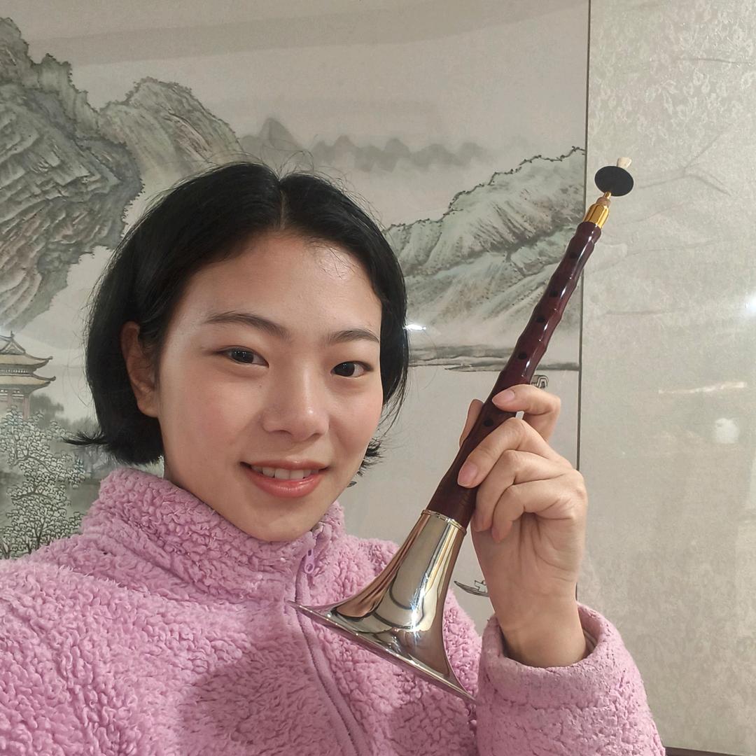 小朱妹妹自学唢呐