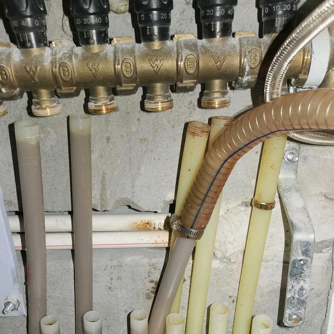 世程专业地暖暖气片清洗维修侧漏