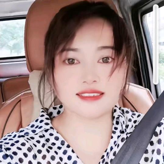 挖野菜的小阿妹