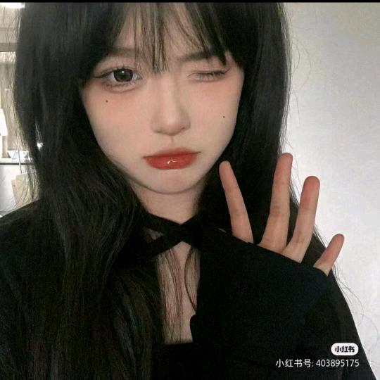 ，