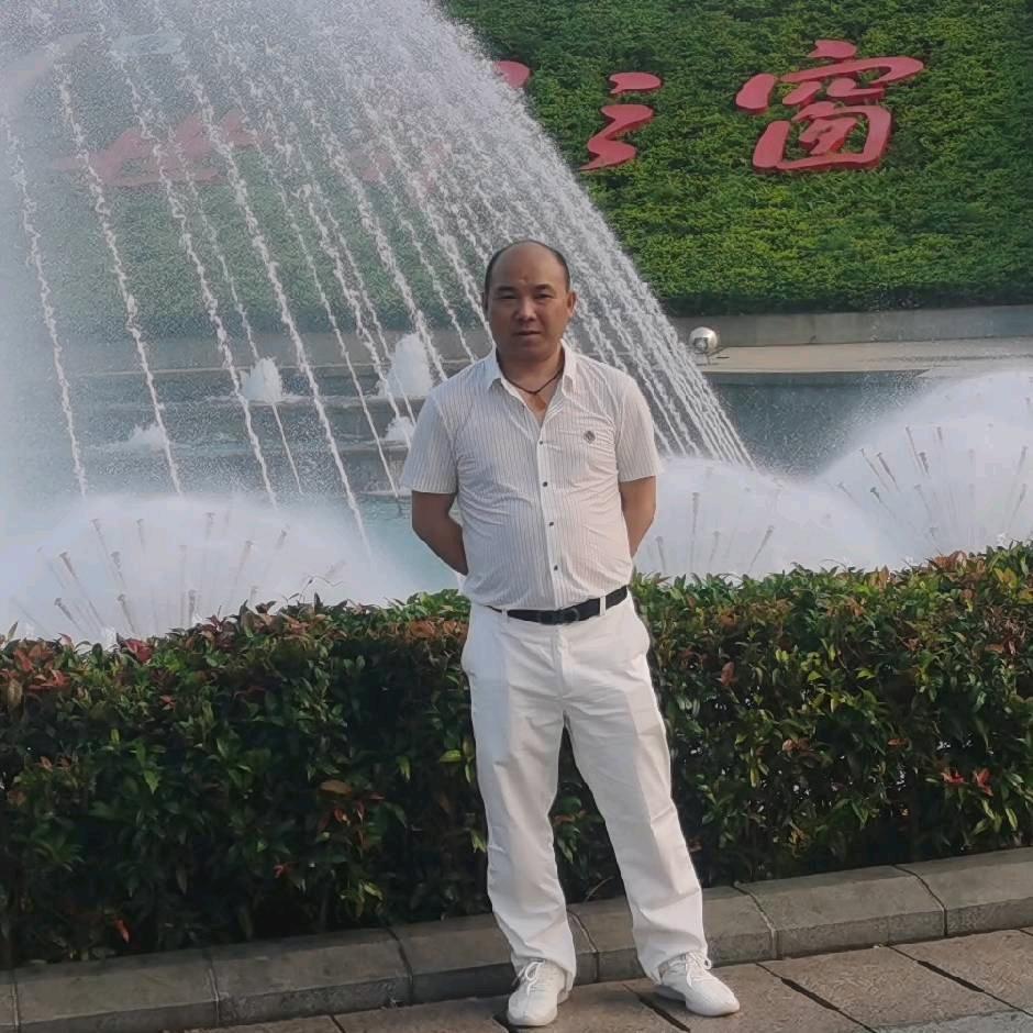 吴 华