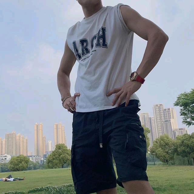 住在老王隔壁的老张