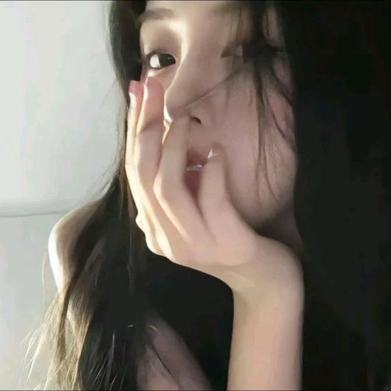 双眼皮的女人