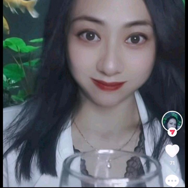 莉莉❤️  开播号看简介