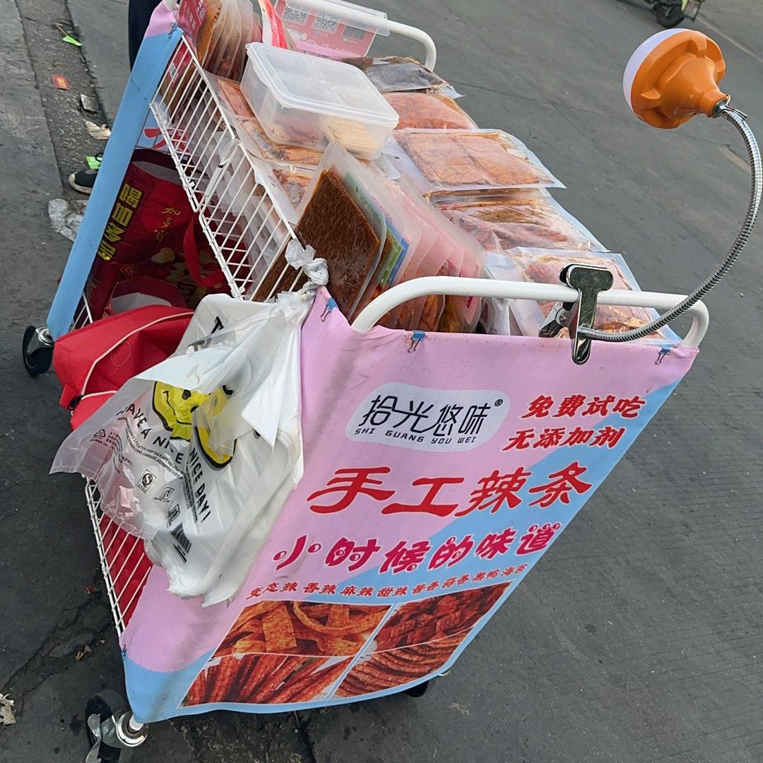七O后的老哥进不了工厂摆地摊卖辣条生活