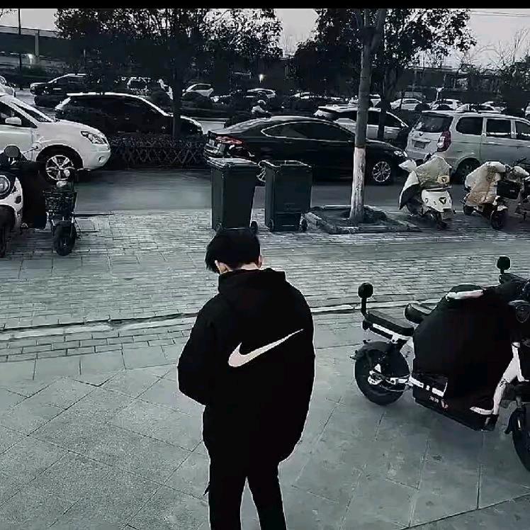 阳麒^