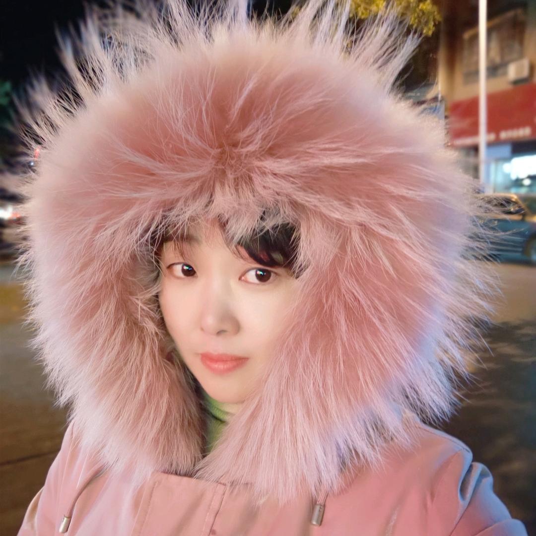 红衣女人
