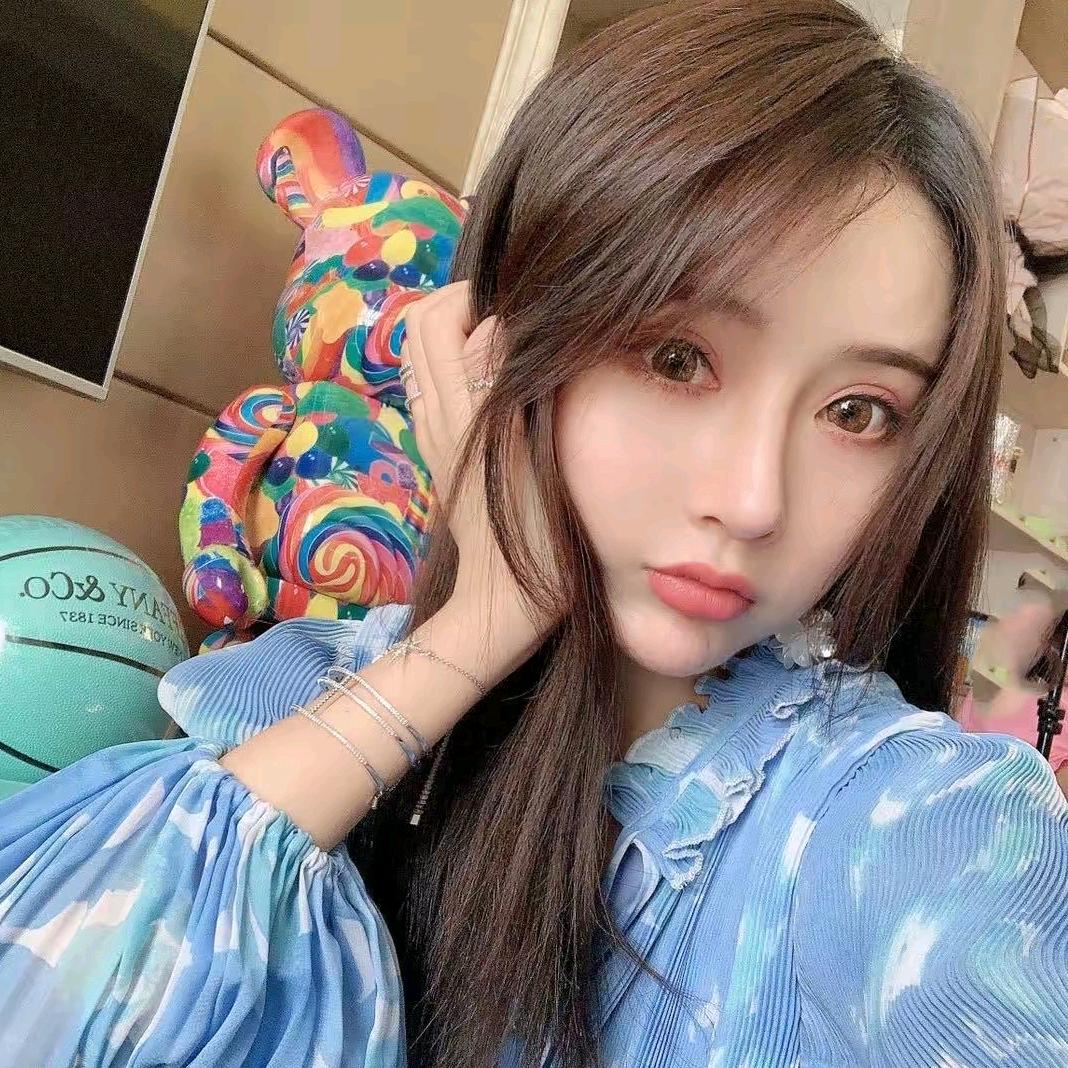 杨依姗日常穿搭