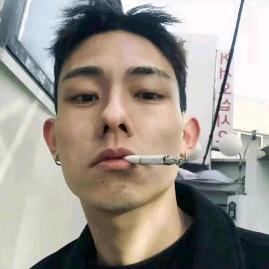 单手打电镐的男人.
