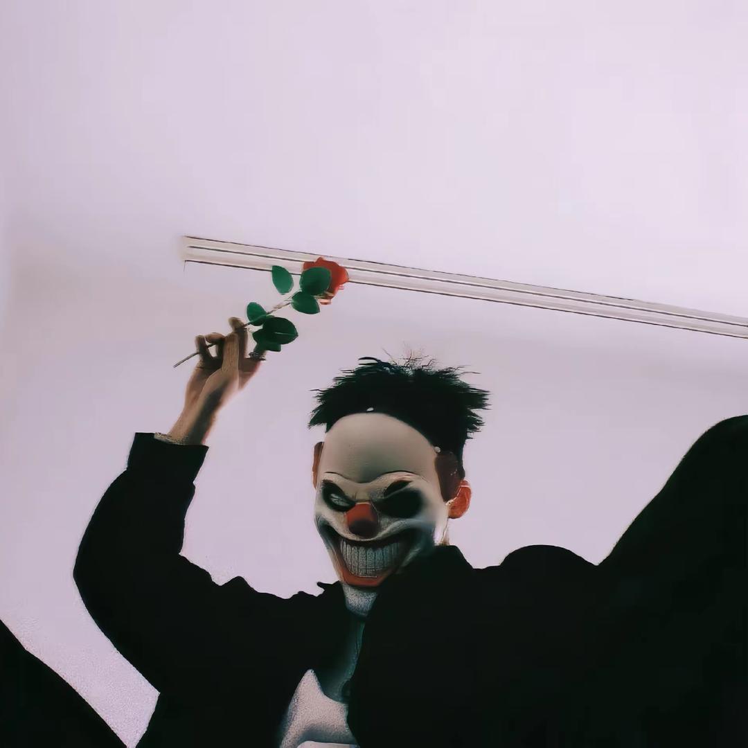 演 员   ／  ⃢👁-👁⃢  ＼
