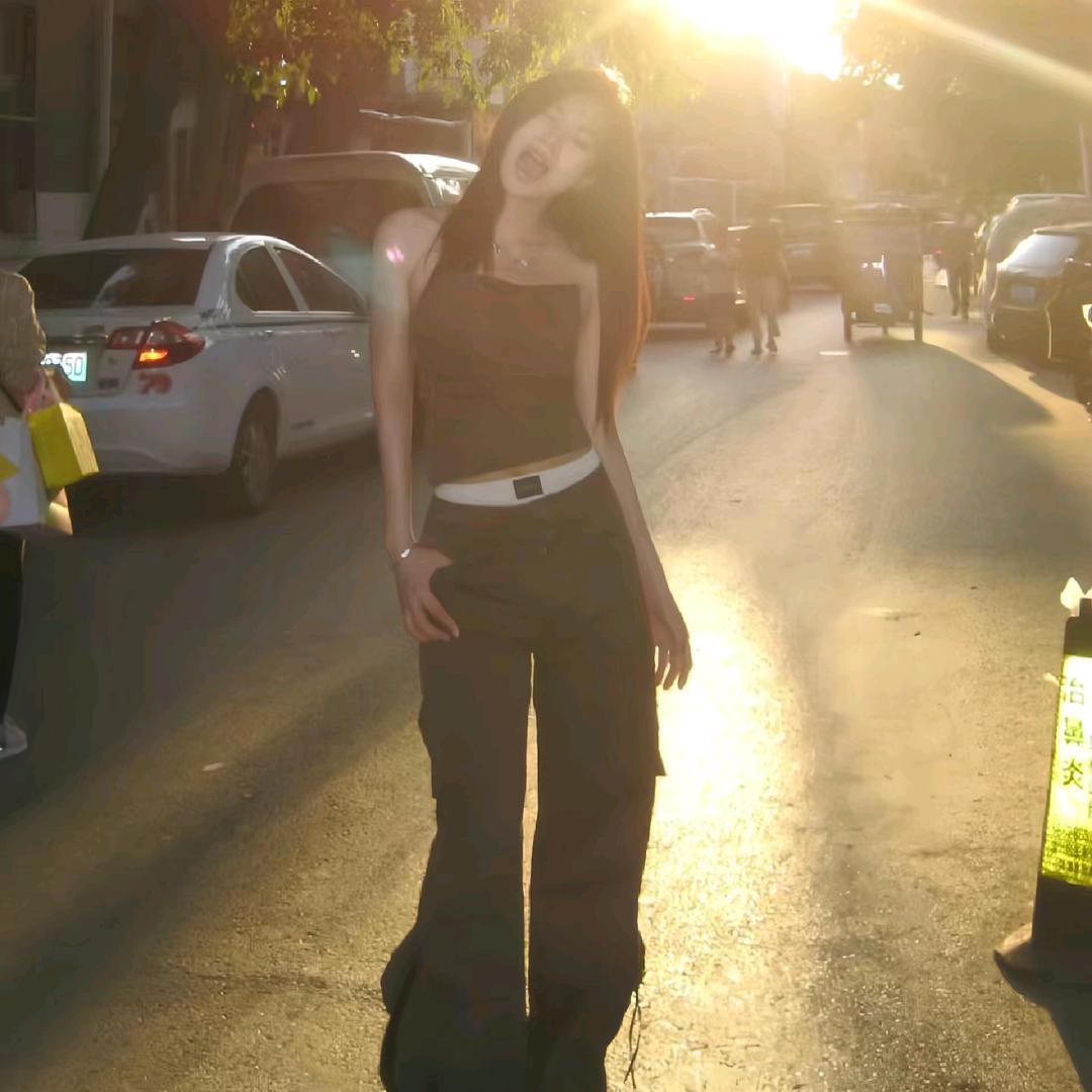 悬崖边上打电话的菠菜