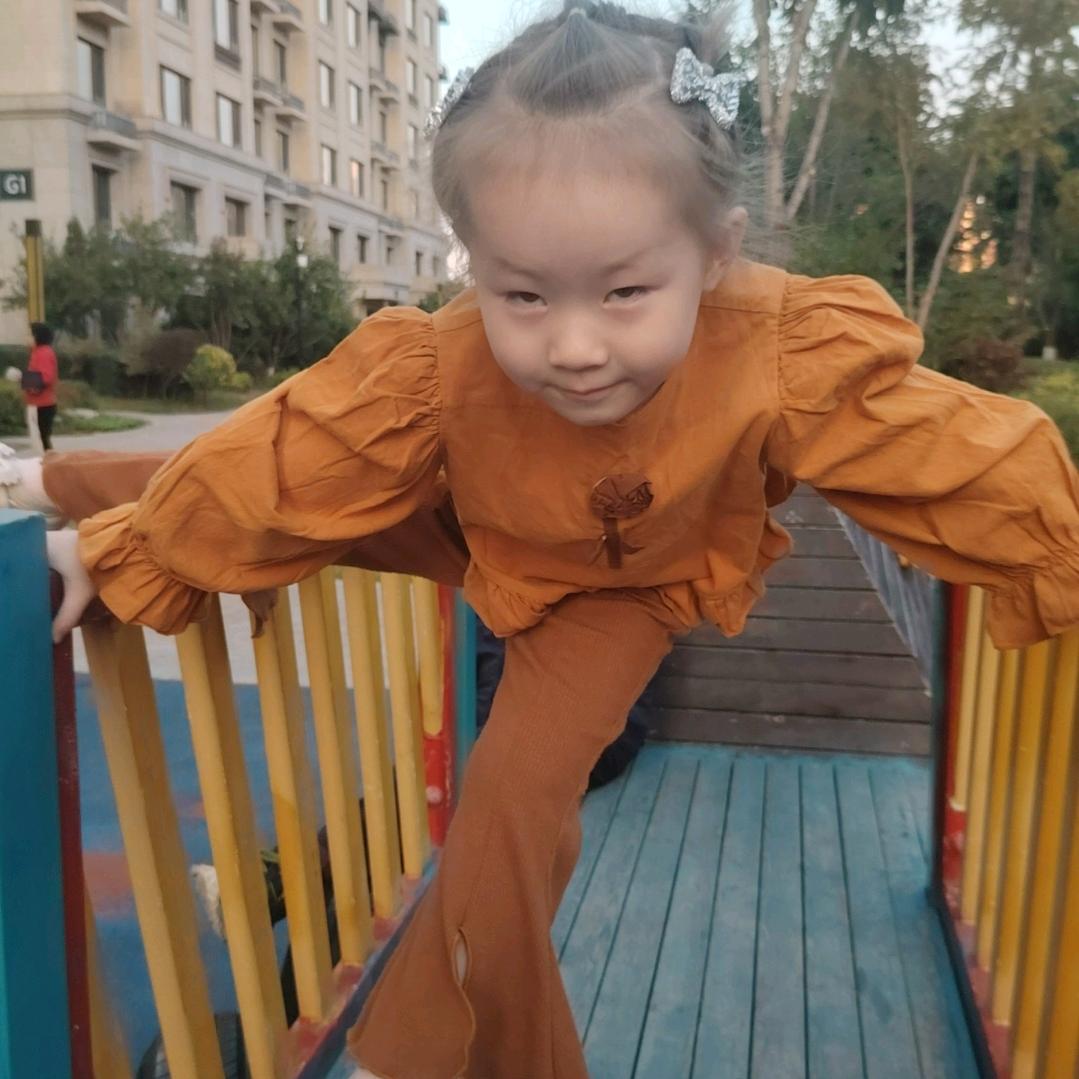 孙女既爷爷的天伦之乐