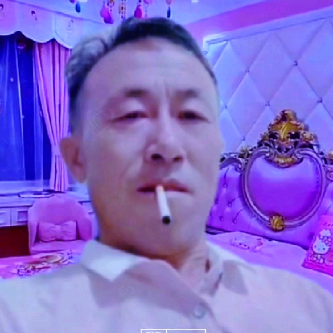 罗哥骑摩托车出租