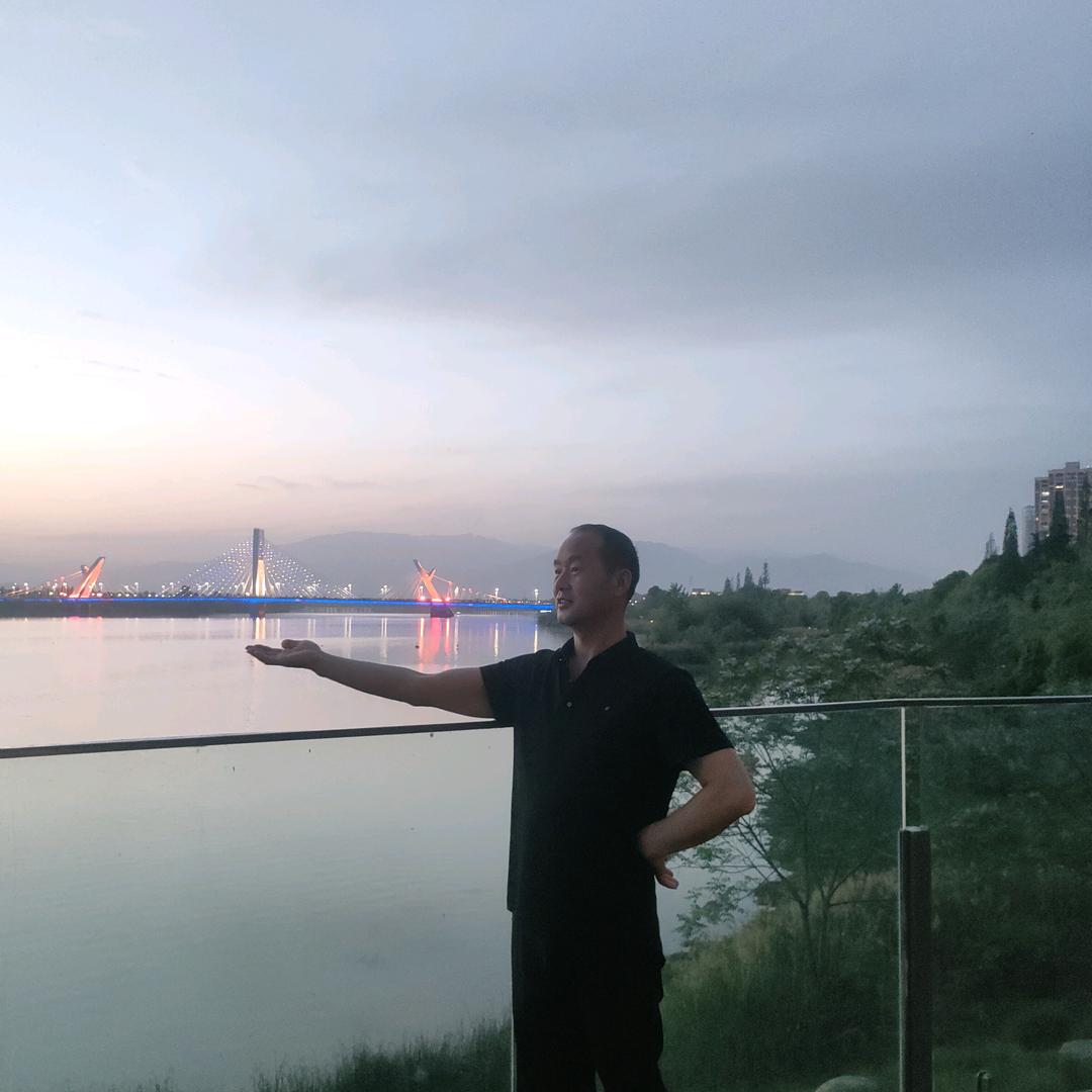 飝龘在天