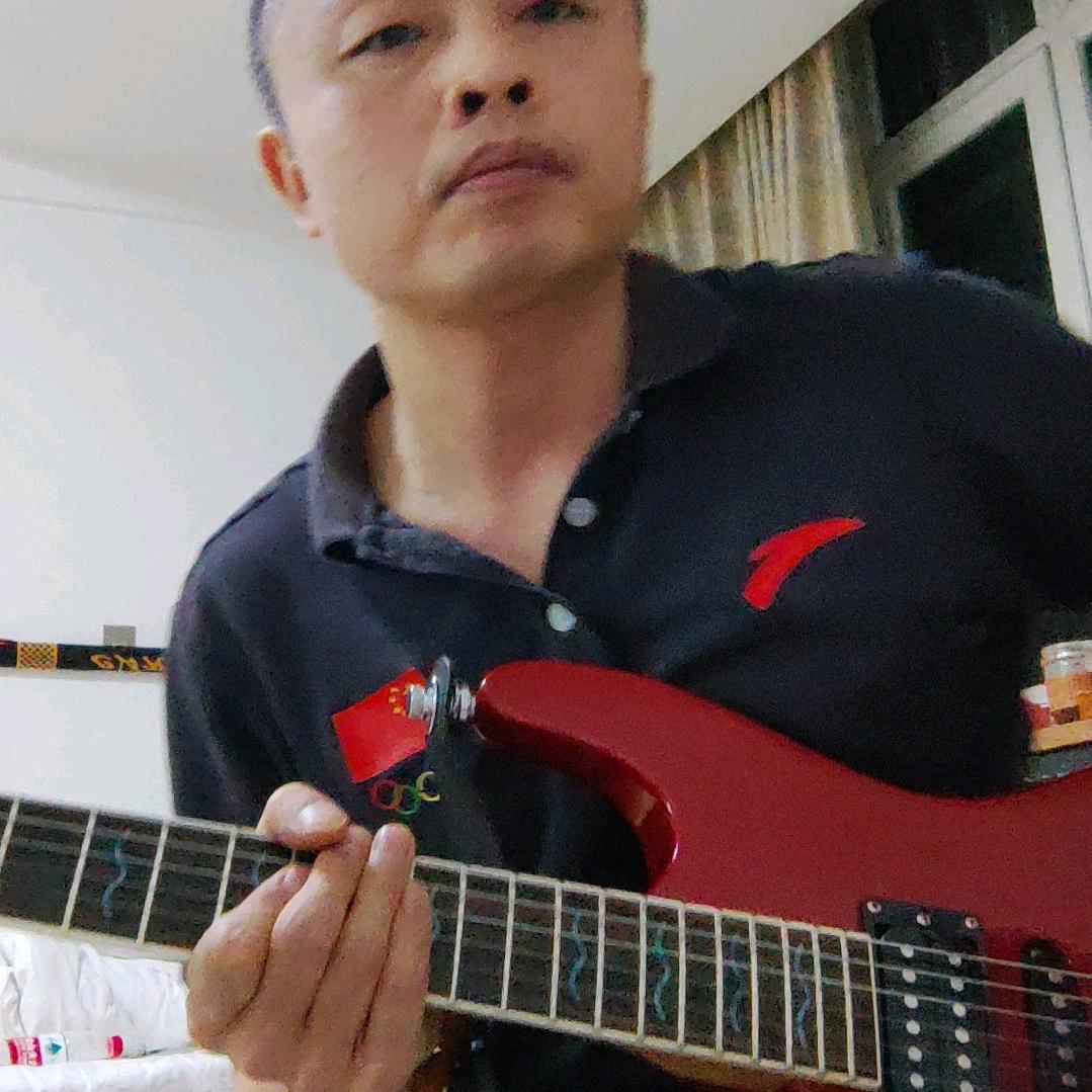 坐在轮椅上弹吉他