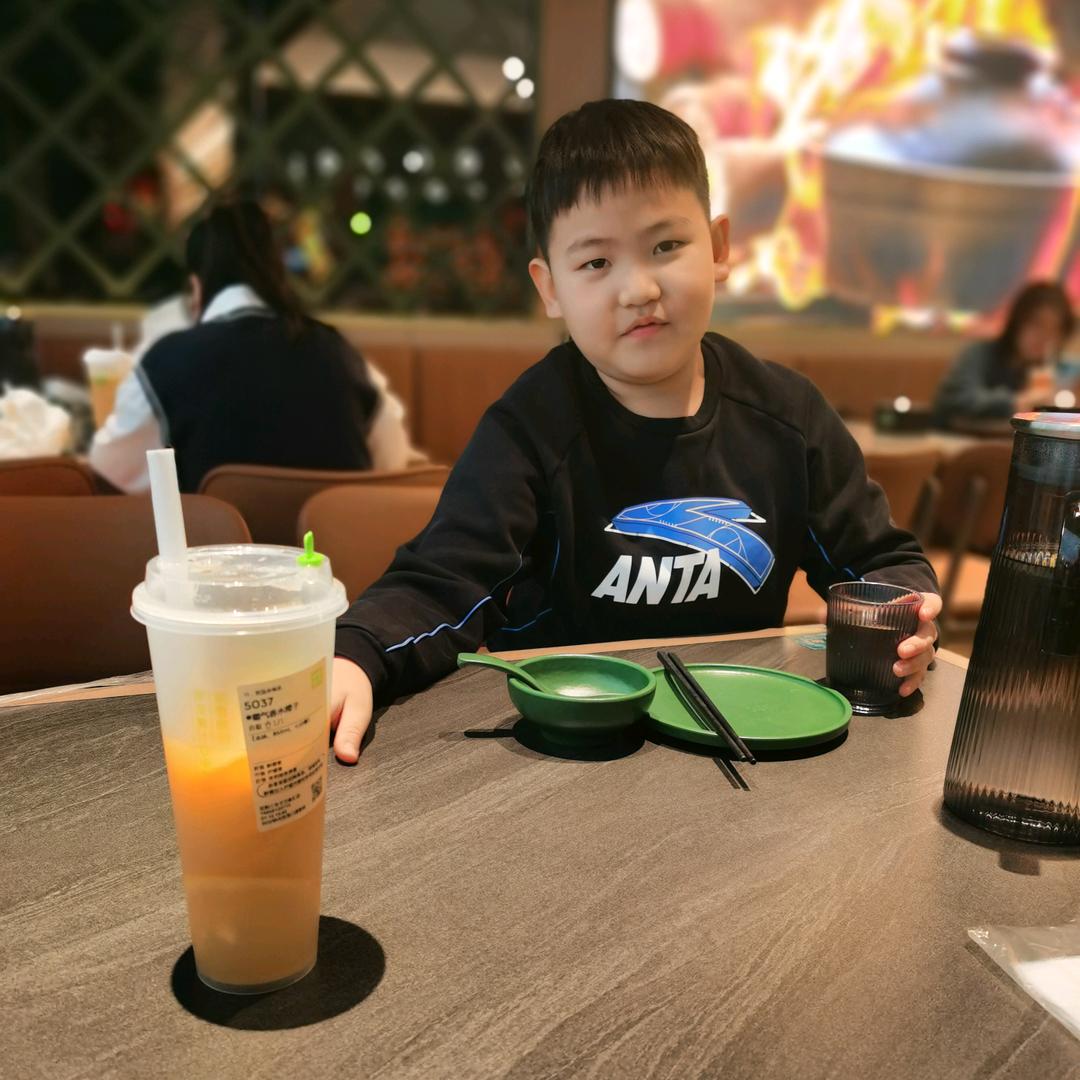 喜欢游泳的小男孩